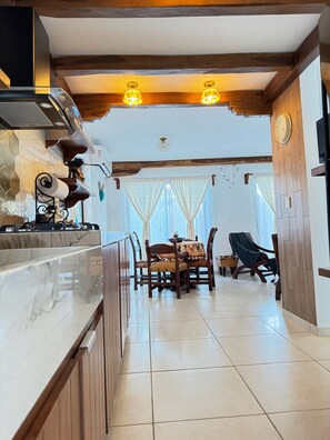 Biệt thự Deluxe | Bếp riêng | Tủ lạnh, dụng cụ pha cà phê/trà, lò nướng bánh mì, nồi cơm 