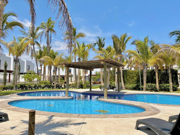 Piscine extérieure, parasols de plage, chaises longues
