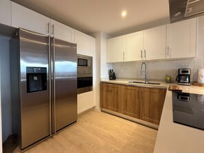 Micro-ondes, four, plaque de cuisson, lave-vaisselle