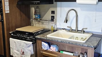 KĂŒhlschrank, Mikrowelle, Ofen, Herdplatte