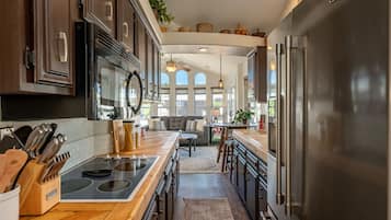 Køleskab, mikrobølgeovn, ovn, kogeplade