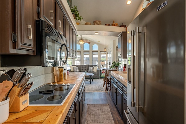 Frigorifero, microonde, forno, piano cottura