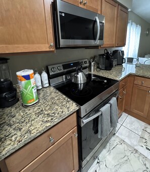 Microondas, horno, parrilla de estufa y lavavajillas 