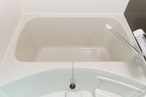 Ducha y bañera combinadas, secador de pelo, zapatillas y toallas