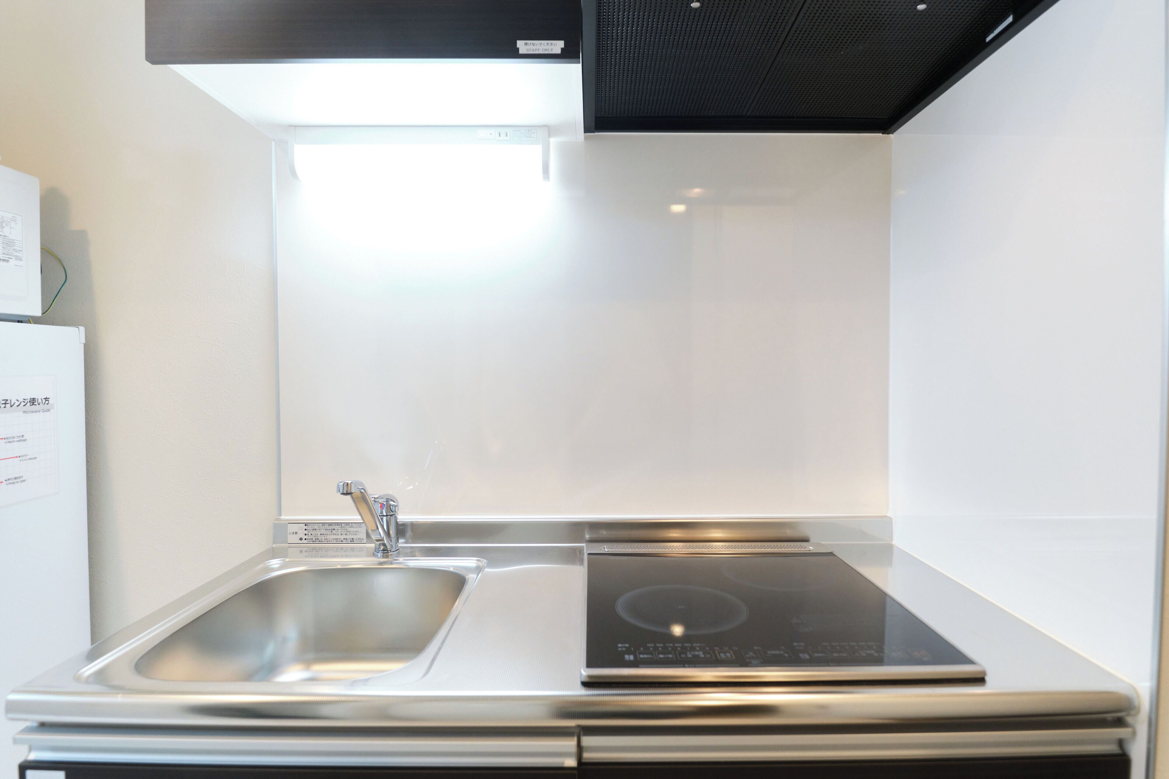 Frigorífico, microondas, placa de cocina y hervidor eléctrico