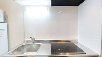 Frigorífico, microondas, placa de cocina y hervidor eléctrico