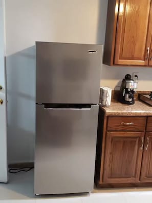 Microwave, oven, dishwasher, coffee/tea maker