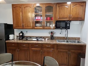 Microwave, oven, dishwasher, coffee/tea maker