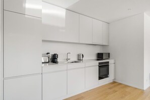 Kühlschrank, Mikrowelle, Ofen, Herdplatte