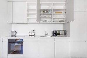 Kylskåp, mikrovågsugn, ugn och spishäll