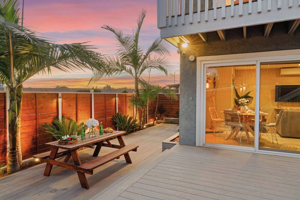 Ocean View + Deck, Walk to Trestles Beach El Camino Surfhouse B by Avantstay - San Clemente State Beach, CA