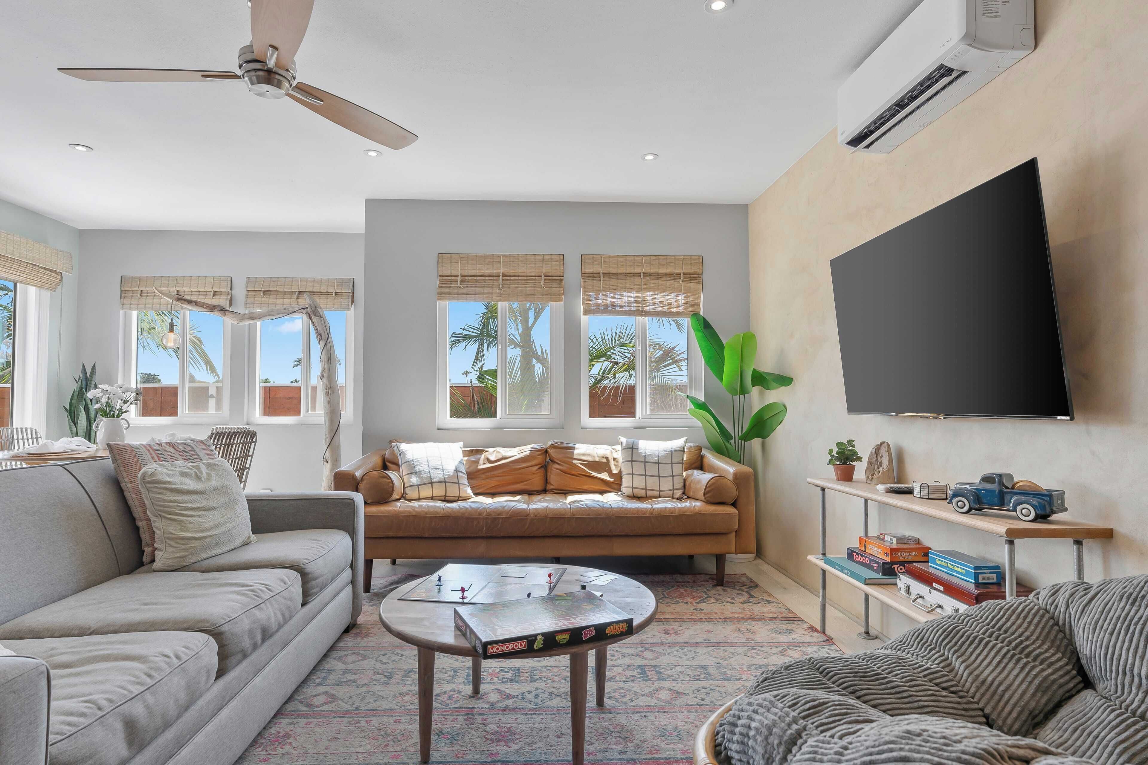 Ein Wohnzimmer mit Sofa, Couchtisch und Fernseher.