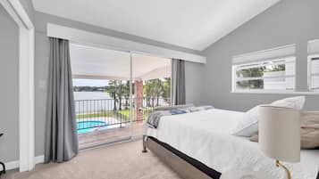 5 makuuhuonetta, työpöytä, silitysrauta/-lauta, vauvan matkasänky