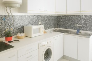 Réfrigérateur, micro-ondes, plaque de cuisson, grille-pain