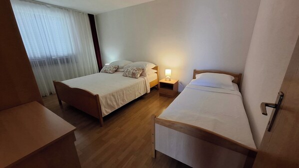 1 habitación, tabla de planchar con plancha, wifi y ropa de cama 