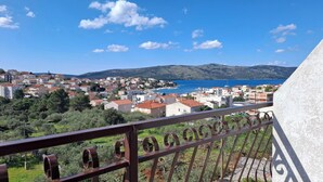 A coastal town with a view of the sea and hills. - A apartment with balcony and the sea view (Seget Vranjica)