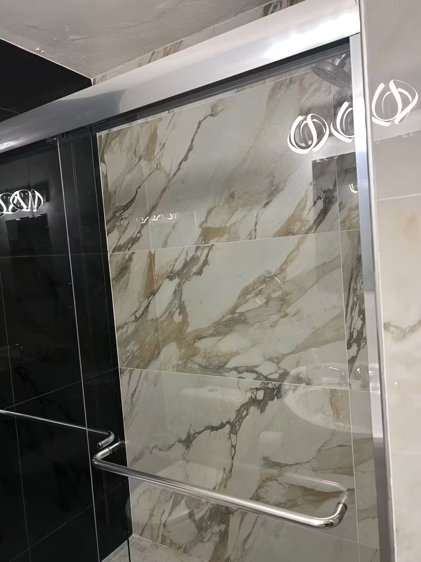 Chuveiro, secador de cabelo, toalhas de banho, papel higiênico