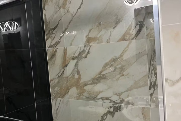 Een douche, een haardroger, handdoeken, toiletpapier