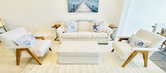 JUPITER BEACH RETREAT• WALK TO BEACH AND POOL!