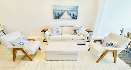 JUPITER BEACH RETREAT• WALK TO BEACH AND POOL!