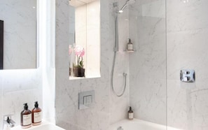 Douche, sèche-cheveux, serviettes fournies, savon
