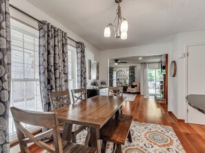 Dining - DB Barton Retreat 2-King bedroom house close to OU, in serene Norman (Norman)