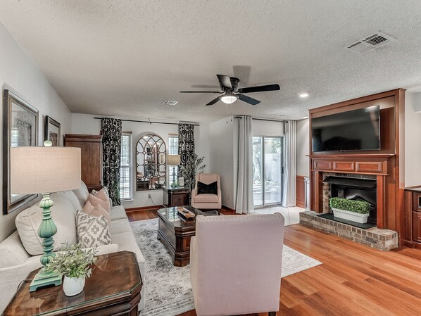 Smart TV - DB Barton Retreat 2-King bedroom house close to OU, in serene Norman (Norman)