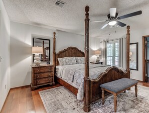 2 bedrooms, desk, iron/ironing board, free WiFi - DB Barton Retreat 2-King bedroom house close to OU, in serene Norman (Norman)