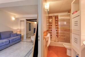Shower, hair dryer, bidet, towels - Old Castle Apartment, Menton, France (Menton)