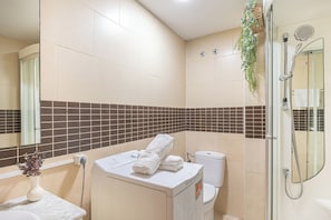 Dusche, Haartrockner, Handtücher