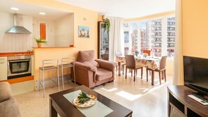 Eine moderne Wohnung mit Küche, Essbereich und Wohnzimmer.