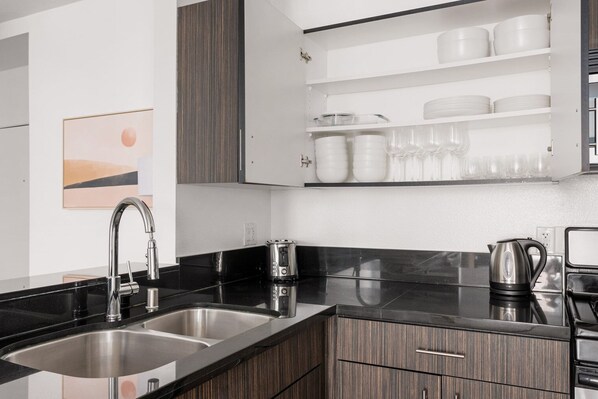 ثلاجة، ميكروويف، فرن، غسالة أطباق