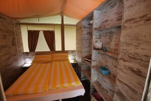 2 bedrooms, bed sheets