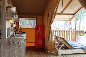 Fridge, coffee/tea maker, electric kettle, toaster