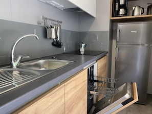 Kühlschrank, Geschirrspüler, Wasserkocher mit Kaffee-/Teezubehör