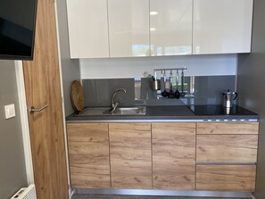 Fridge, dishwasher, coffee/tea maker, electric kettle