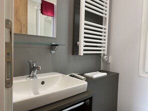 Douche, sèche-cheveux, serviettes fournies