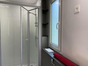 Regadera, secadora de cabello, toallas 