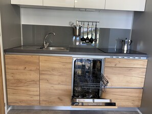 Kühlschrank, Geschirrspüler, Wasserkocher mit Kaffee-/Teezubehör