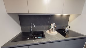Réfrigérateur, lave-vaisselle, cafetière/bouilloire