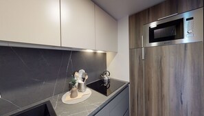 Kühlschrank, Geschirrspüler, Wasserkocher mit Kaffee-/Teezubehör