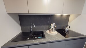 Kühlschrank, Geschirrspüler, Wasserkocher mit Kaffee-/Teezubehör