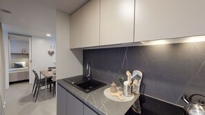 Kühlschrank, Geschirrspüler, Wasserkocher mit Kaffee-/Teezubehör
