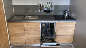 咖啡機/沖茶器、雪櫃、洗碗機、電熱水壺