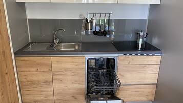 Kühlschrank, Geschirrspüler, Wasserkocher mit Kaffee-/Teezubehör