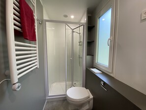 Douche, sèche-cheveux, serviettes fournies