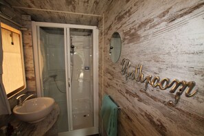 Douche, sèche-cheveux, serviettes fournies