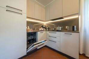 Réfrigérateur, micro-ondes, lave-vaisselle, cafetière/bouilloire