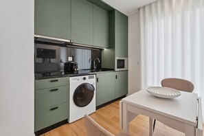 Réfrigérateur, micro-ondes, cafetière/bouilloire, grille-pain