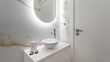 Douche, sĂšche-cheveux, serviettes fournies